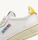 homens tênis baixo medalhista em couro branco e amarelo Autry 86XF8 - Image 6