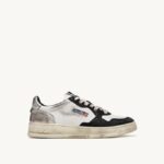 homens tênis cano baixo super vintage em couro branco preto e prata Autry 86XF29