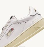 mulheres tênis baixo dallas em couro e estampa de foil branco e platina Autry 86XF252 - Image 6